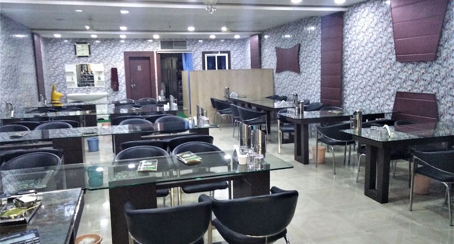 S10 Hotel and Family Restaurant, Barwani 4